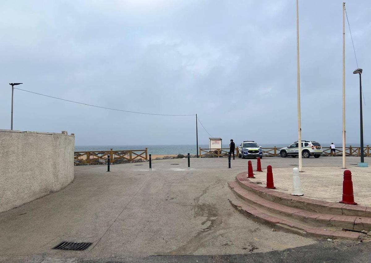 El coche aparcado en la arena de la playa.