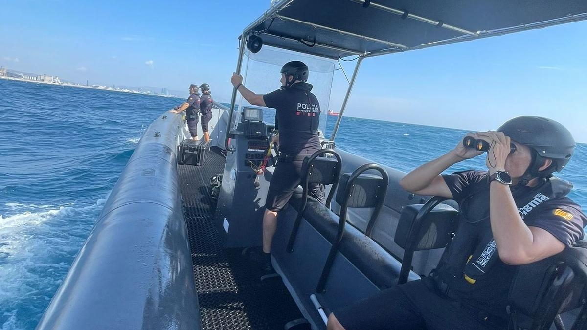 Barcelona  9/9/2021   mujer desaparecida  Dispositiu de recerca en marxa d’una dona desapareguda ahir a la nit a la platja de la Nova Icària de Barcelona. Participem amb Policia Marítima coordinats amb diversos cossos d’emergències desplaçats al lloc FOTO: MOSSOS D’ESQUADRA