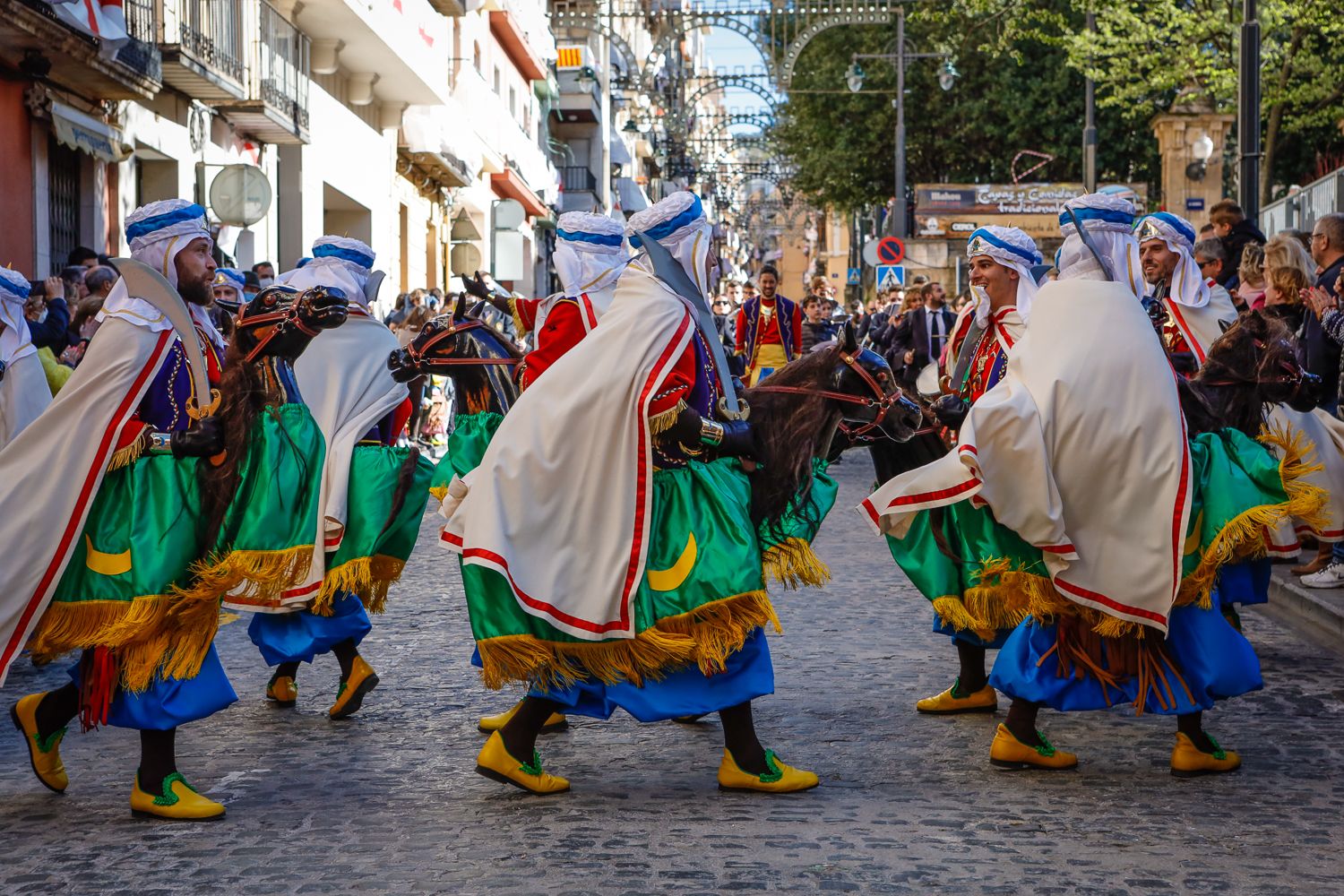 El desenfadado acto con caballos de cartón atrae cada año a un mayor número de espectadores