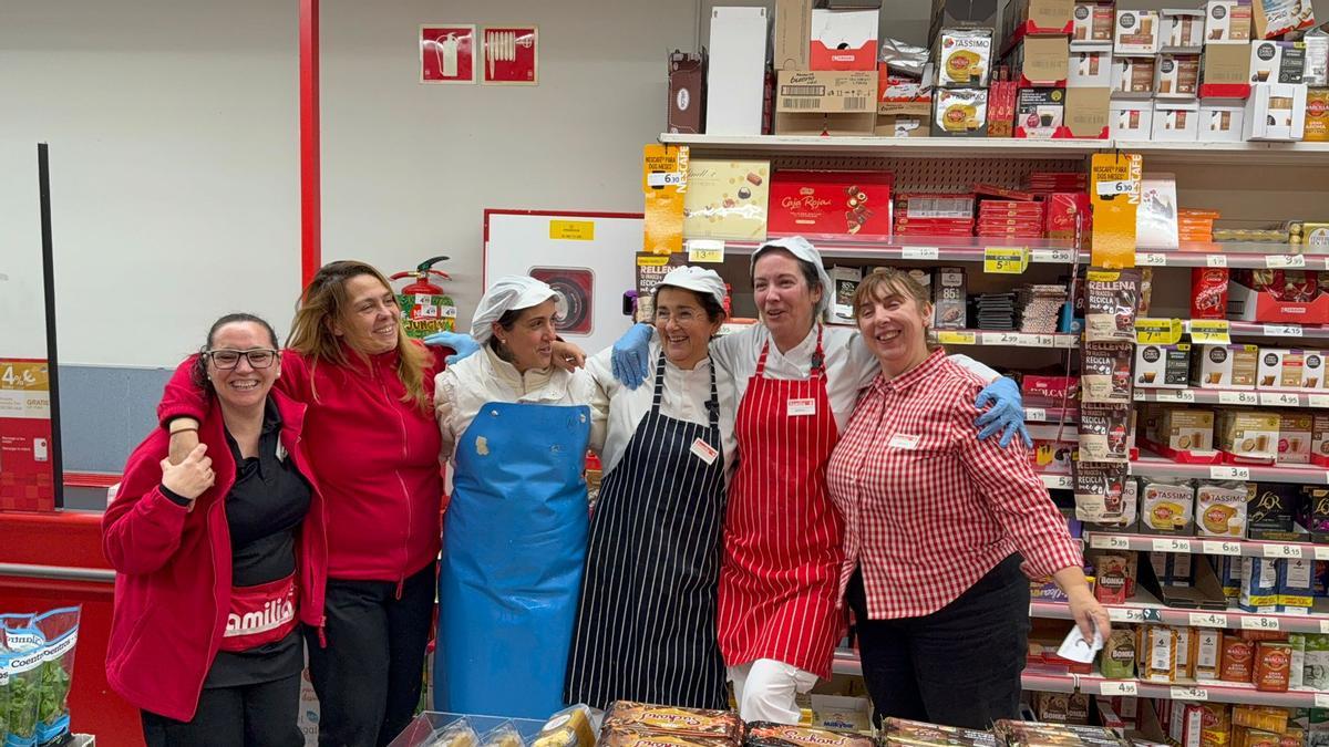 Trabajadoras del supermercado Familia de la calle Alcalde Lens, en A Coruña, celebran que les ha tocado el tercer premio del sorteo de Lotería de Navidad.