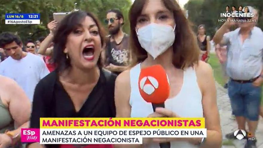 Acosan a un equipo de &#039;Espejo público&#039; durante una manifestación negacionista: &quot;¡Asesinos, terroristas!&quot;.