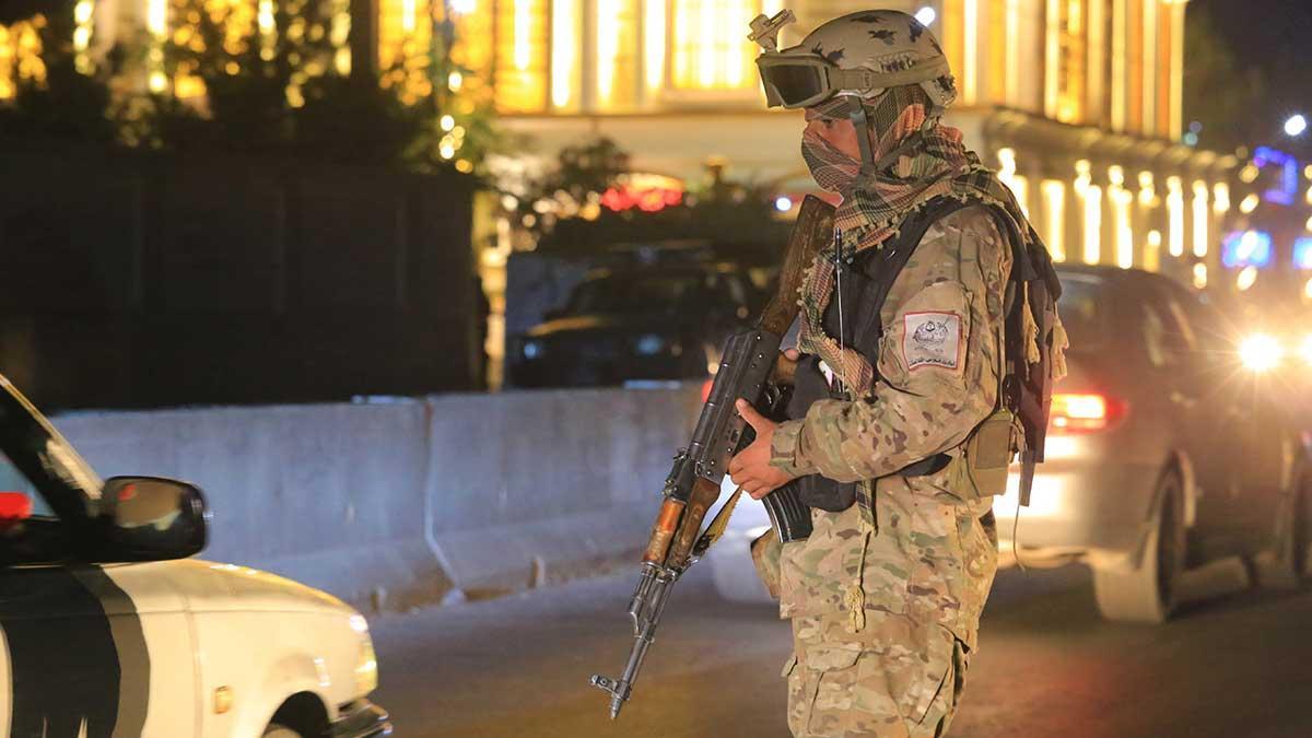 Un soldado talibán contola los vehículos que pasan por las calles de Kabul ante la escalada de tensión con Pakistán, este jueves. Foto: Efe / Samiullah Popal Un soldado talibán contola los vehículos que pasan por las calles de Kabul ante la escalada de tensión con Pakistán, este jueves. Foto: Efe / Samiullah Popal