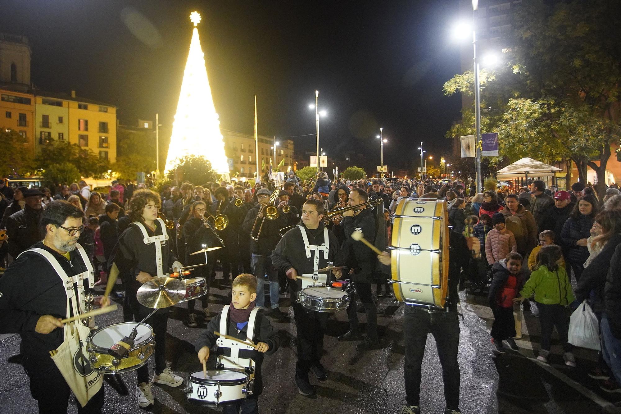 La màgia de Nadal atura la pluja i encén els llums a Girona