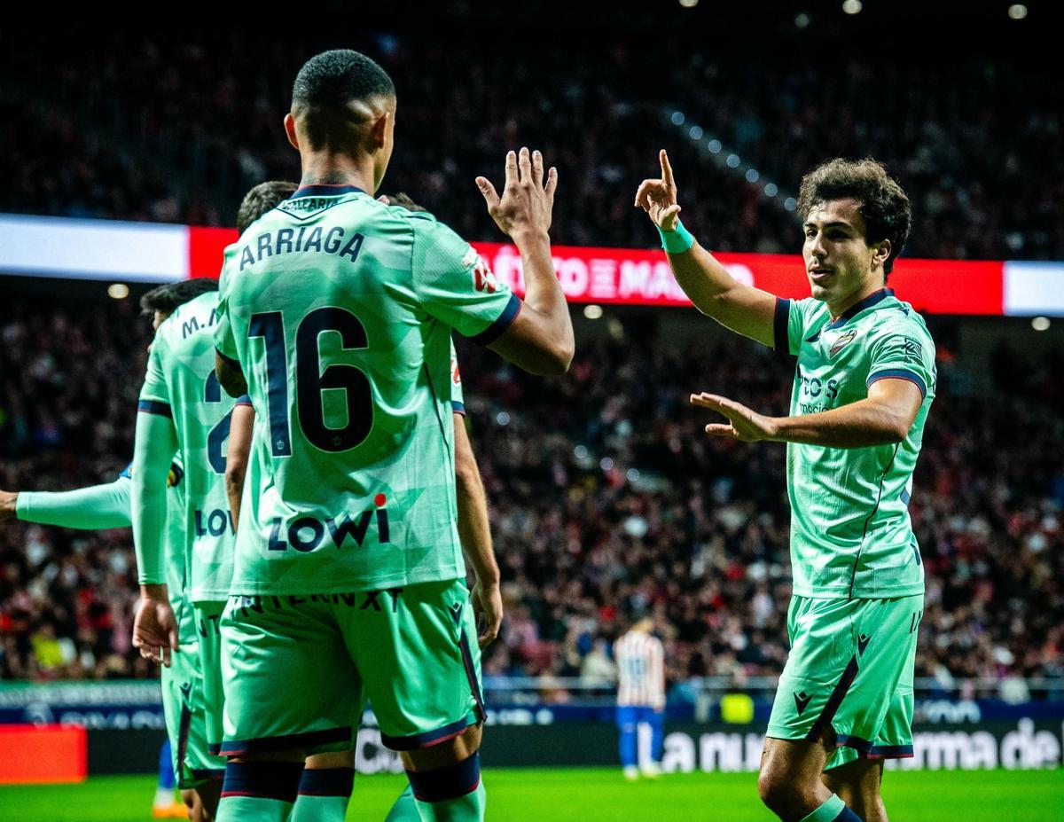 Manu Sánchez celebra un tanto con Kervin Arriaga.