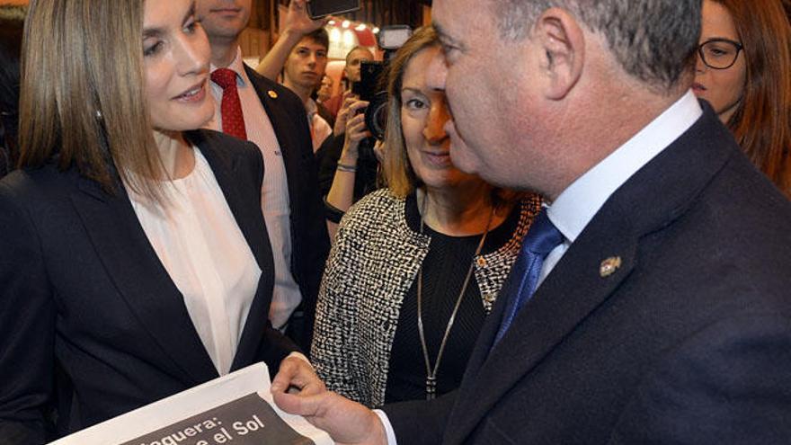 Manuel Barón dialoga con la reina Letizia durante su visita a Fitur.