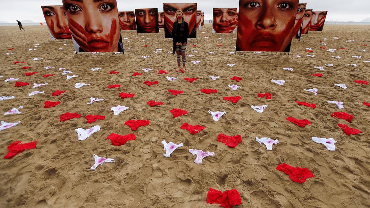 Una manifestación en contra de las violaciones en Brasil siembra de bragas la playa de Copacabana.