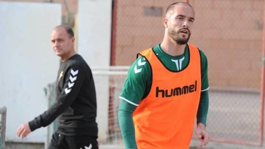 Román Golobart, durante un entrenamiento con el Murcia, con Vicente Mir al fondo.