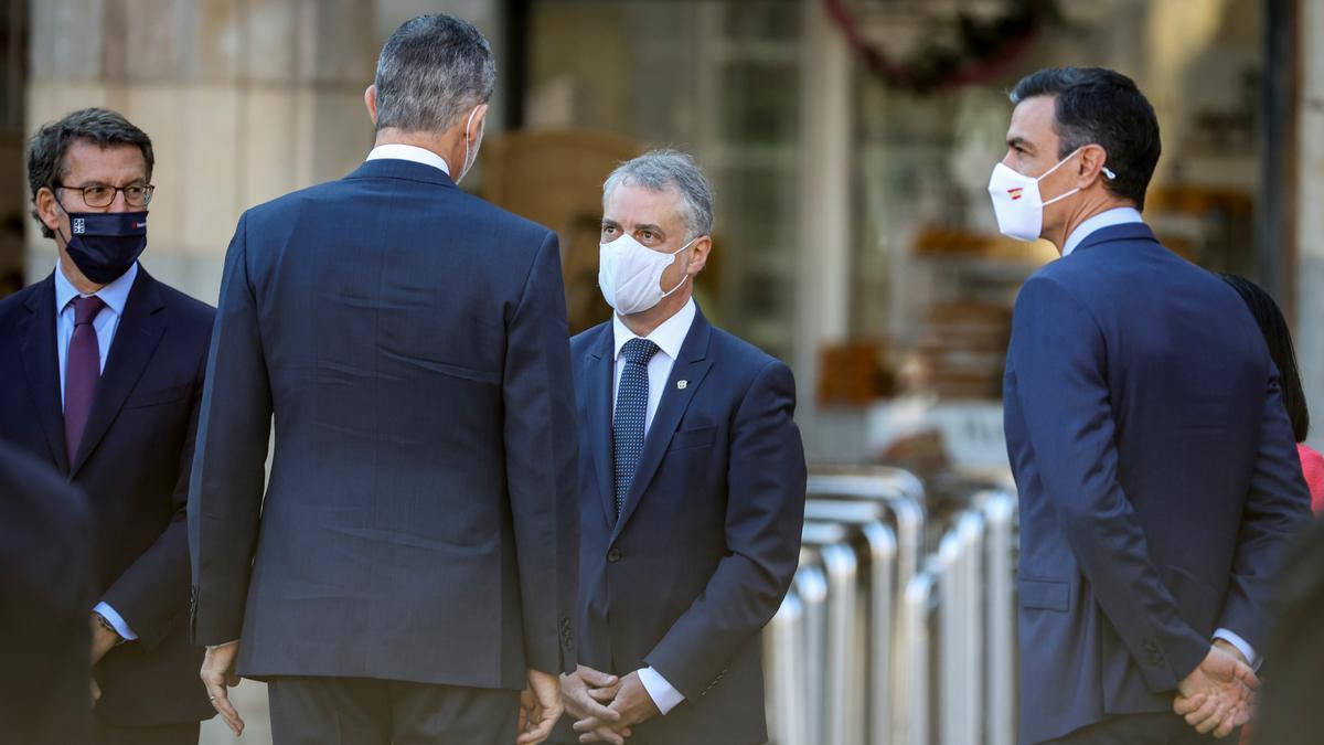 Feijóo junto a Urkullu, que saluda al Rey en presencia de Sánchez, en la Conferencia de Presidentes de este verano en Salamanca.