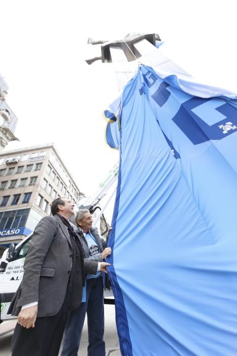 Caballero y Mouriño visten de celeste al Sireno con la camiseta "Vigo sempre co Celta"