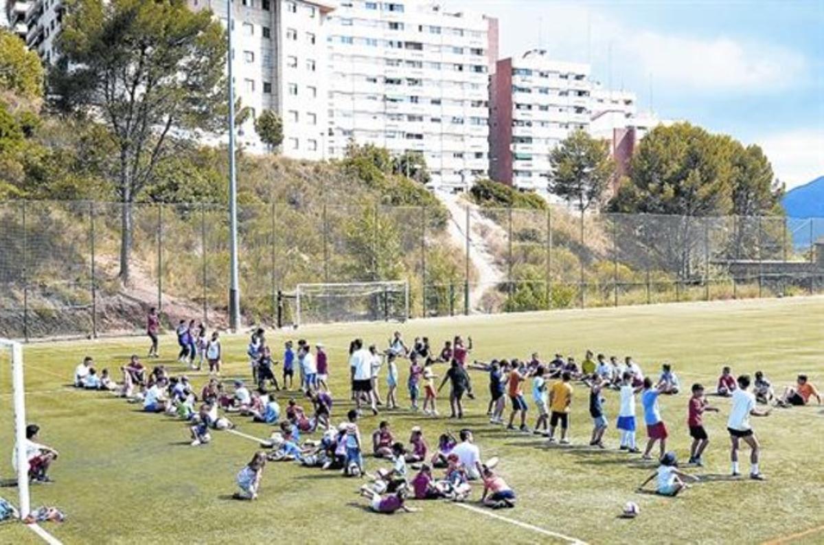 Oci . Nens i joves juguen al campus de futbol de la Fundació per l’Esport i l’Educació de Barcelona. Oci . Nens i joves juguen al campus de futbol de la Fundació per l’Esport i l’Educació de Barcelona.