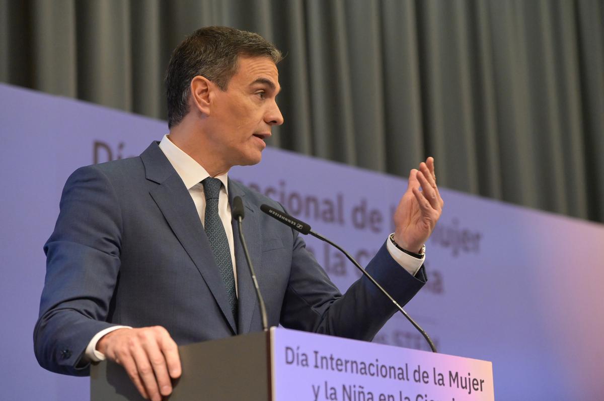 El presidente del Gobierno, Pedro Sánchez, interviene durante el acto Día de la Mujer y la Niña en la Ciencia: despertando vocaciones STEAM, en el Museo Nacional de Ciencia y Tecnología, a 9 de febrero de 2024, en A Coruña, Galicia (España). El Minister