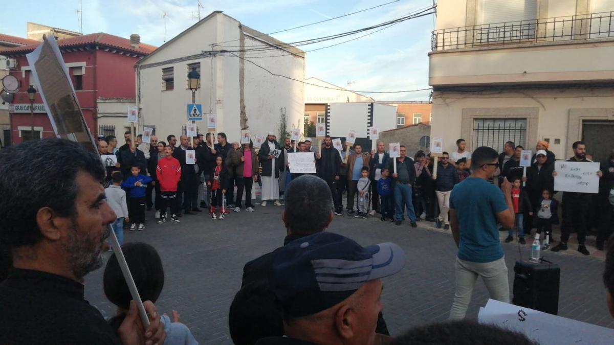 Un momento de la concentración en apoyo al imán de Talayuela.