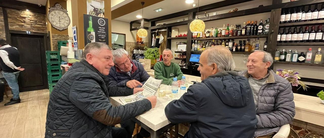 Por la izquierda, Germán González, Arturo Costa, Javier García, Antoñito Jara y José Raimundo Cuesta, ayer, en su mesa del bar Casa Miño, en Lugones. | I. G.