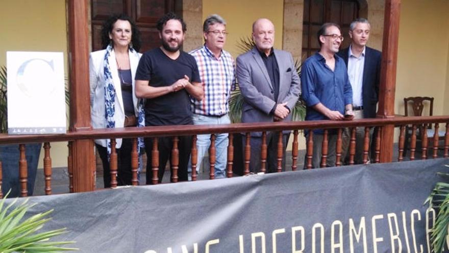 Organizadores y representantes institucionales que arropan Ibértigo, junto al director invitado Nelson Carlo de Los Santos.