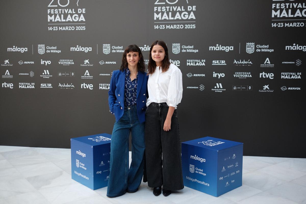 La directora Matilde Tute (i) junto a la actriz Lucía Martínez (d) posan en el photocall de la película 'Nunca fui a Disney'