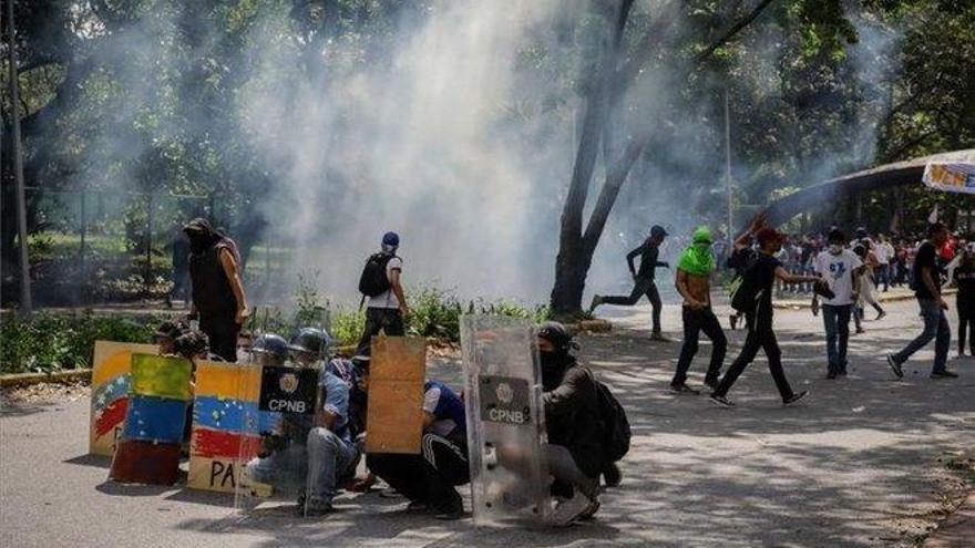 Comienzan los conflictos en Venezuela y estudiantes se enfrentan a la Policía