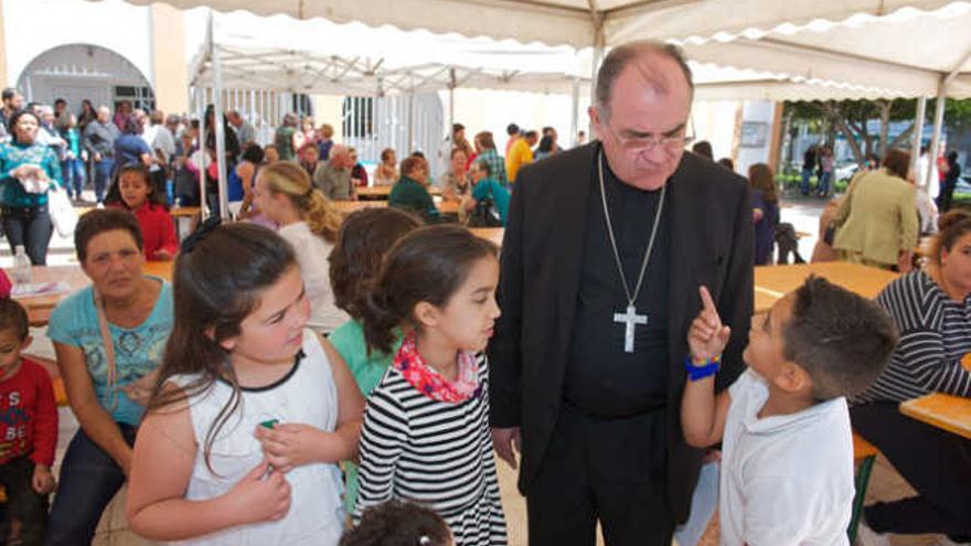 El Obispo Francisco Cases dialoga con unos niños, ayer en Gran Tarajal. | c. de saá