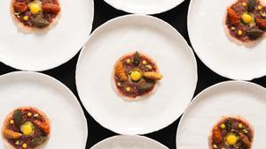 Recordando a Gaudí, el mosaico de atún y algas, gamba, quisquilla, erizo, zamburiña y caviar de Horitzó, el catering que han puesto en marcha Paco Pérez y el Hotel Arts.