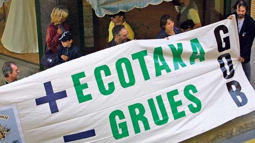 Miembros del GOB celebran la implantación de la ecotasa en 2001.