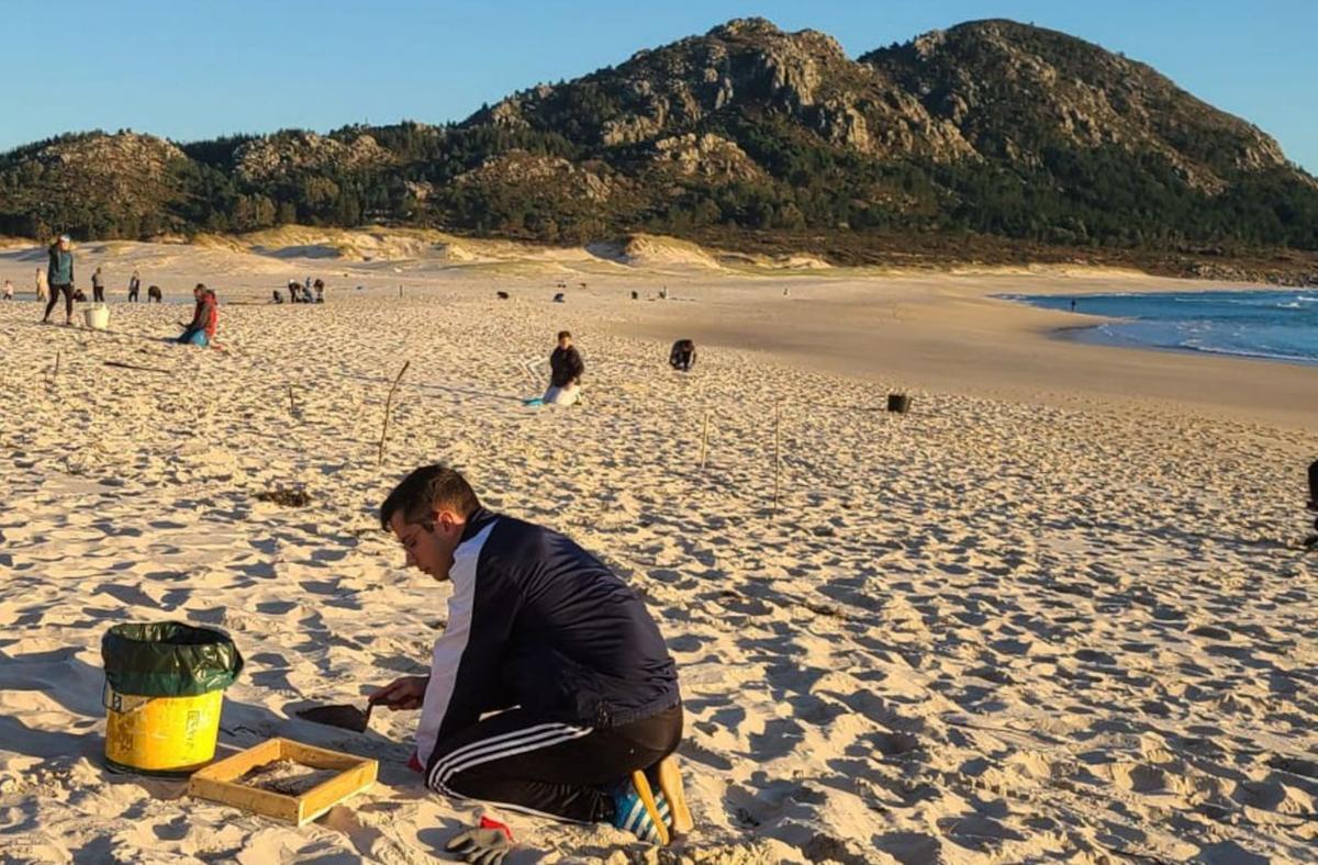 La playa de Area Maior, en Muros, es una de las más afectadas / PAULA HERNÁNDEZ