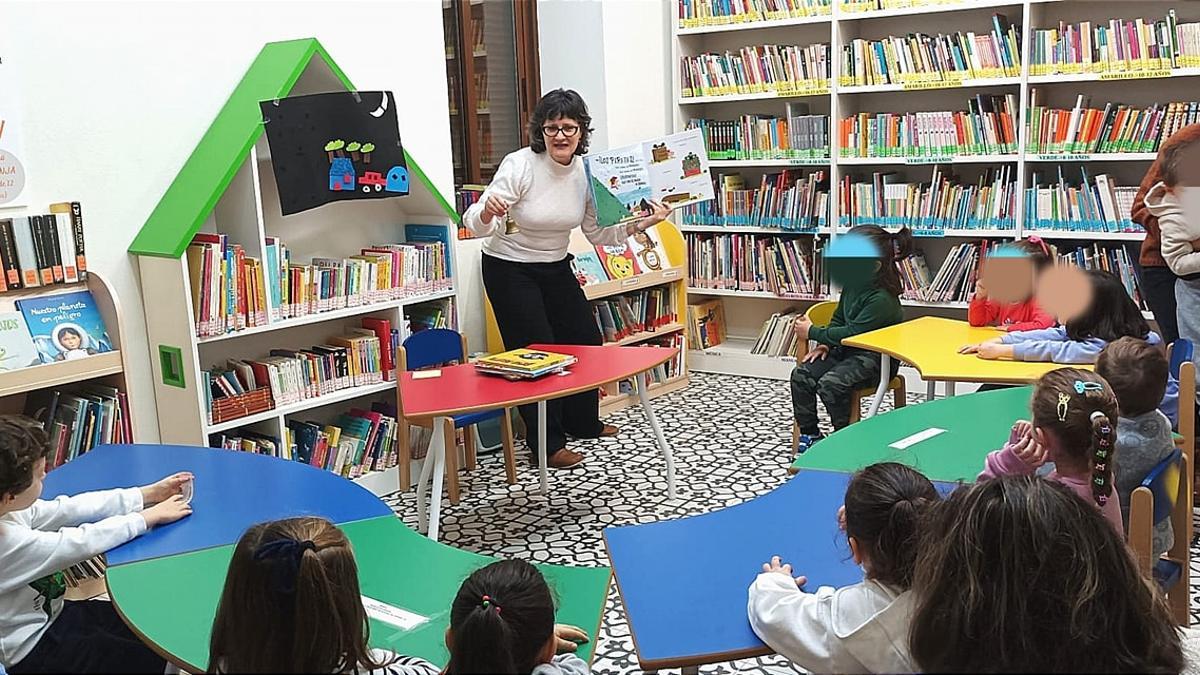 Marisol Núñez, durante una actividad didáctica, con los más pequeños en la biblioteca.