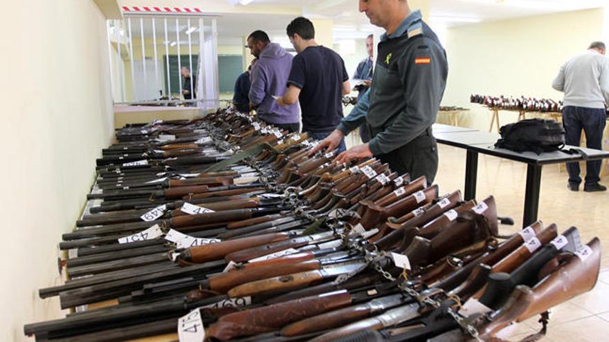 Particulares examinando ayer las armas expuestas en la Comandancia de la Guardia Civil. // I. Osorio