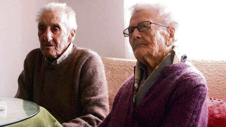 Arsenio Alonso y Ángela Fernández, matrimonio de Villalpando de 100 y 99 años de edad, respectivamente.