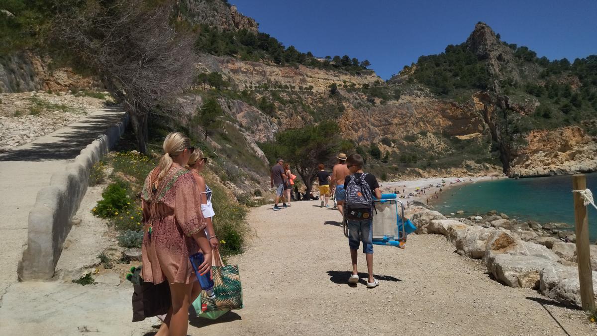 La cala ya recibe los fines de semana a un notable número de bañistas