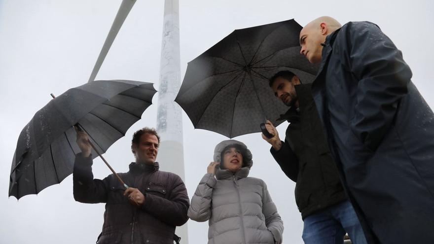 María Jesús Lorenzana, en el centro, ayer en el parque eólico de Xiabre. | FdV