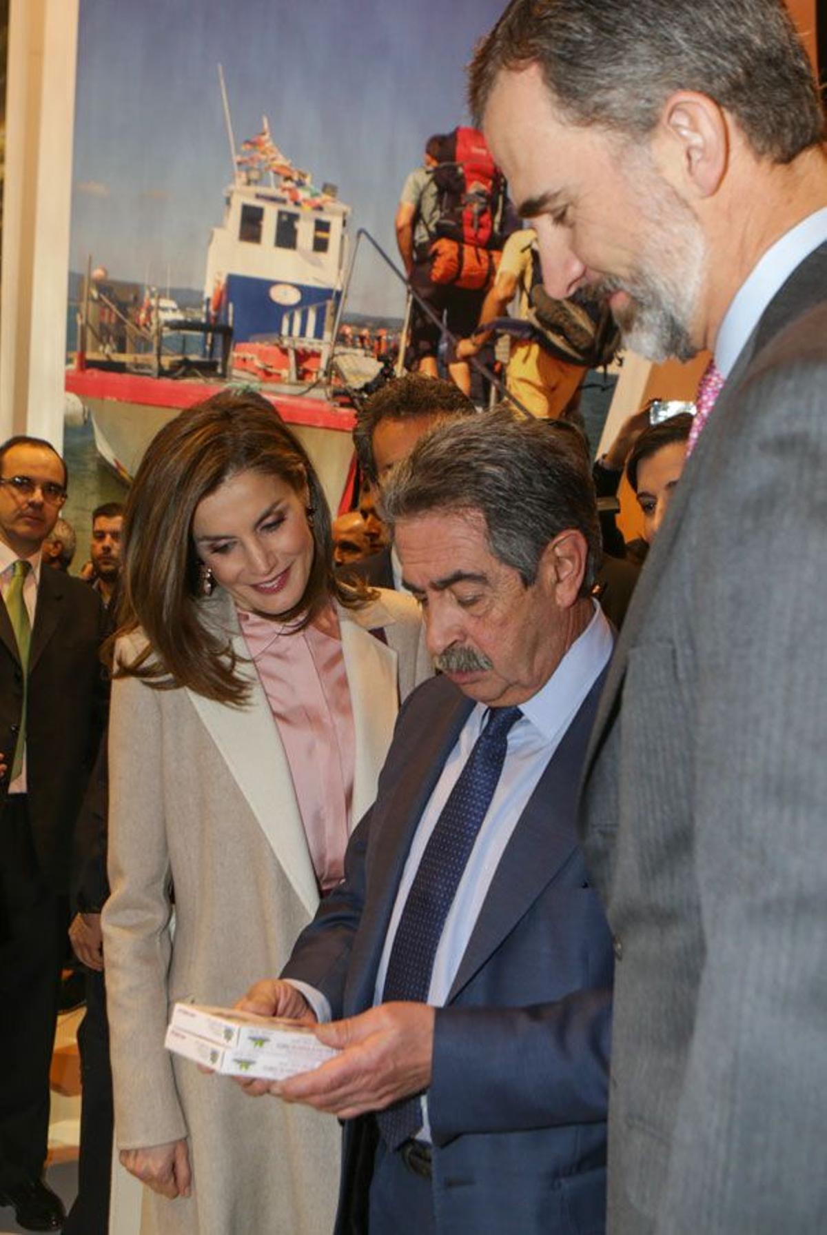 Letizia Ortiz en FITUR con abrigo de Hugo Boss