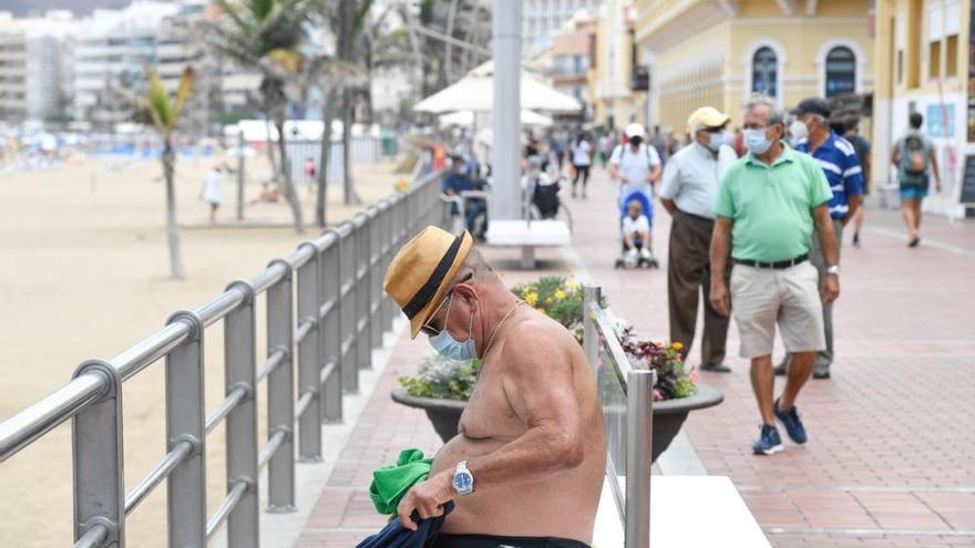 Las mascarillas invaden Las Canteras