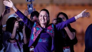La ganadora de las elecciones mexicanas, Claudia Sheinbaum, celebra la victoria.