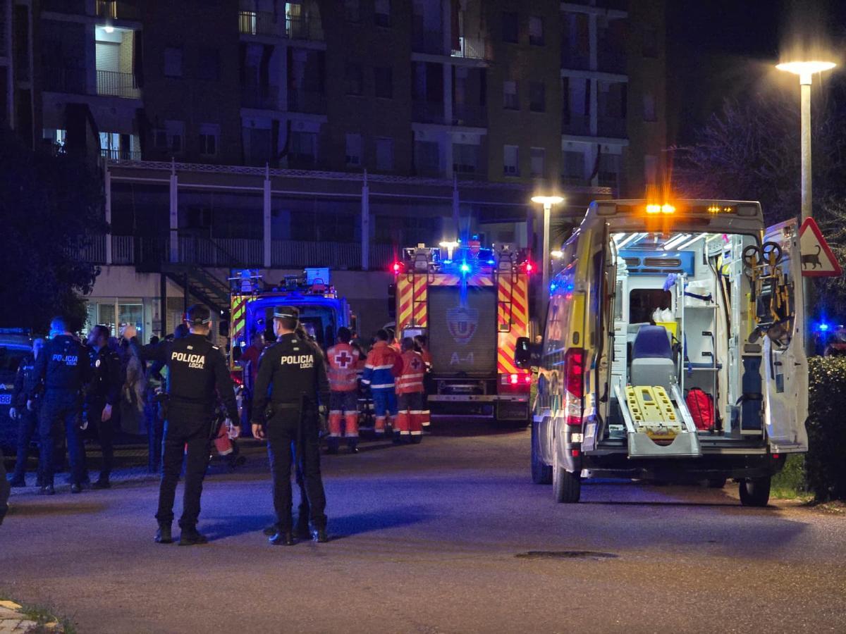 Amplio despliegue policial, de bomberos y sanitario por el incendio en la residencia La Granadilla de Badajoz.