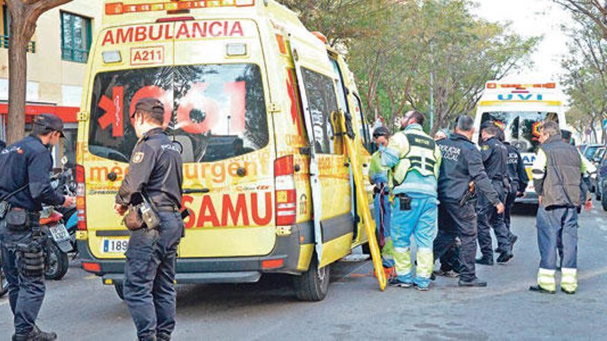 Una ambulancia en el lugar donde se precipitó la niña.