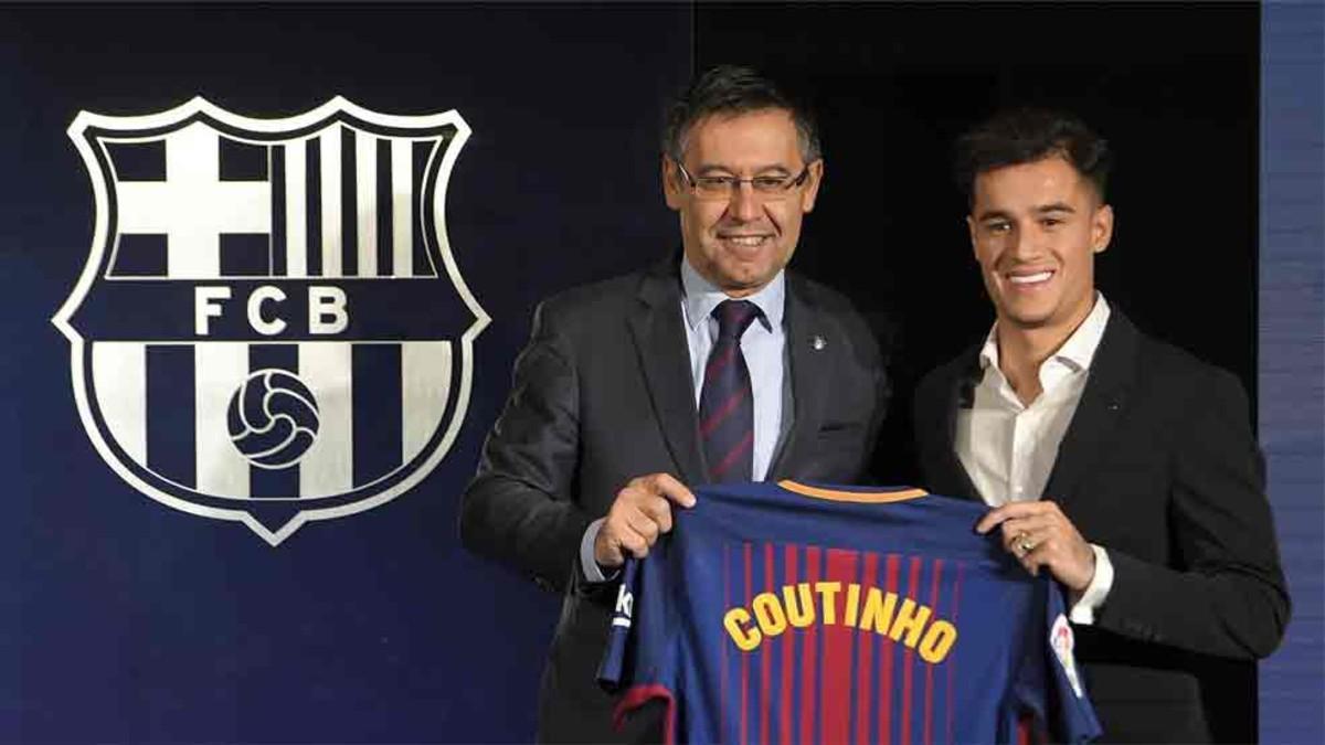 Philippe Coutinho, junto al presidente Josep María Bartomeu