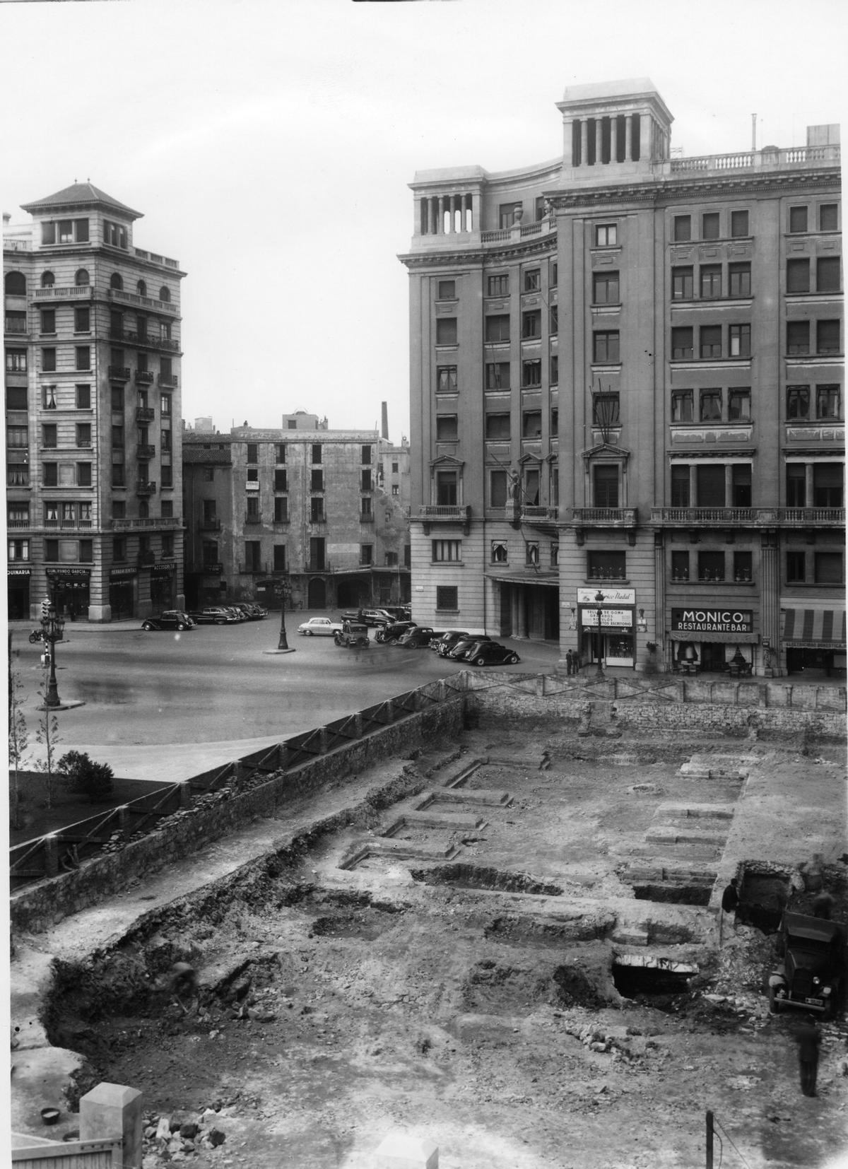 La planta de la iglesia, identificable cuando se construyó el edificio Zurich, entre 1954 y 1955. Al otro lado de Laietana, la sede de Foment.