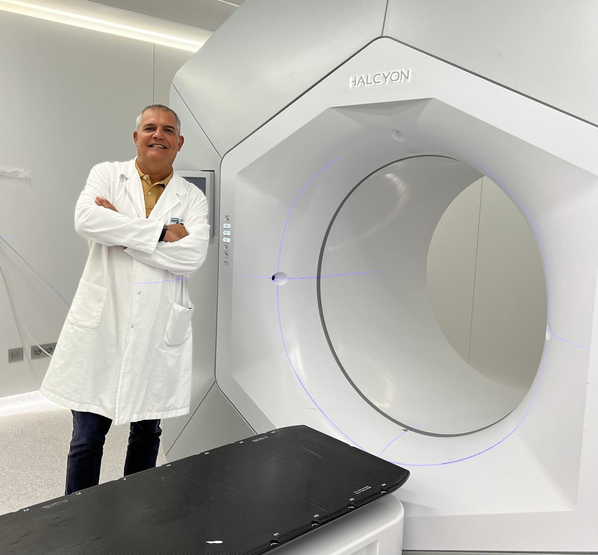 El Dr. Miguel Ángel Santos, médico adjunto del Servicio de Oncología Radioterápica del IVO.