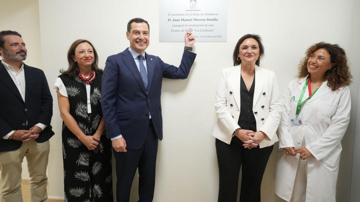 Juanma Moreno, con Patricia Navarro y Margarita del Cid, inaugura la ampliación de un centro de salud.