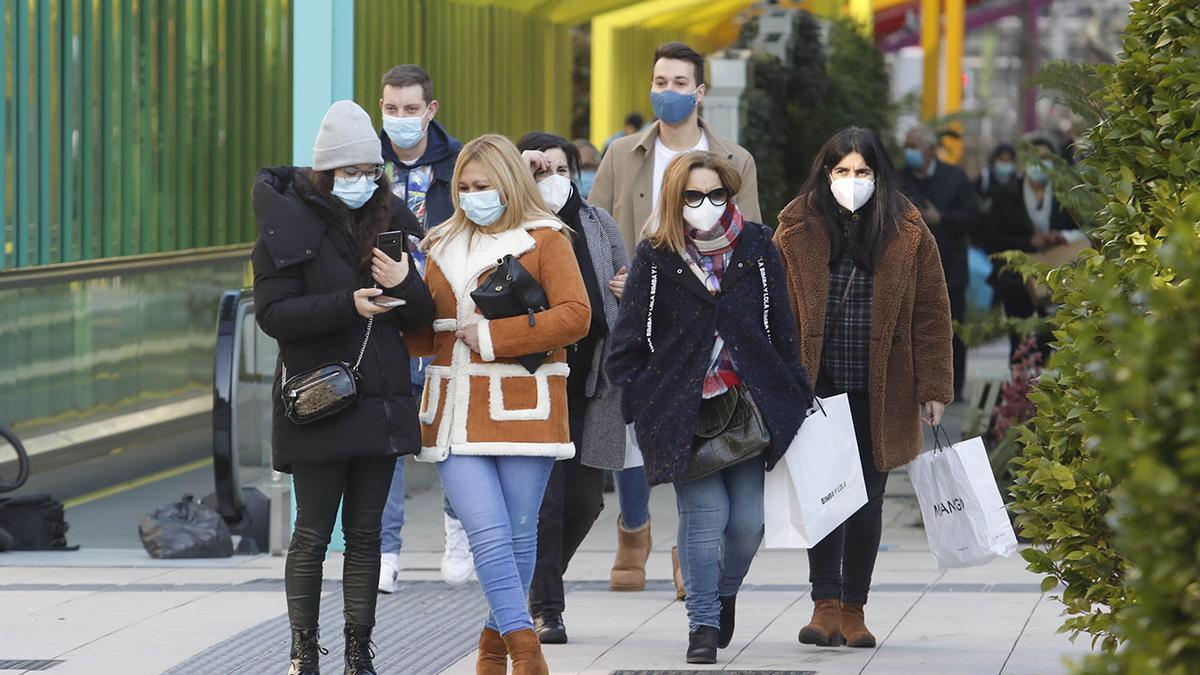 Gente paseando por la calle Gran Vía de Vigo