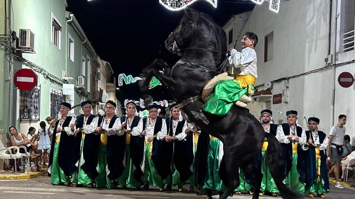 Una comparsa desfilando en una Entrada de las fiestas de Moros y Cristianos de Alfarrasí, en una imagen de archivo.