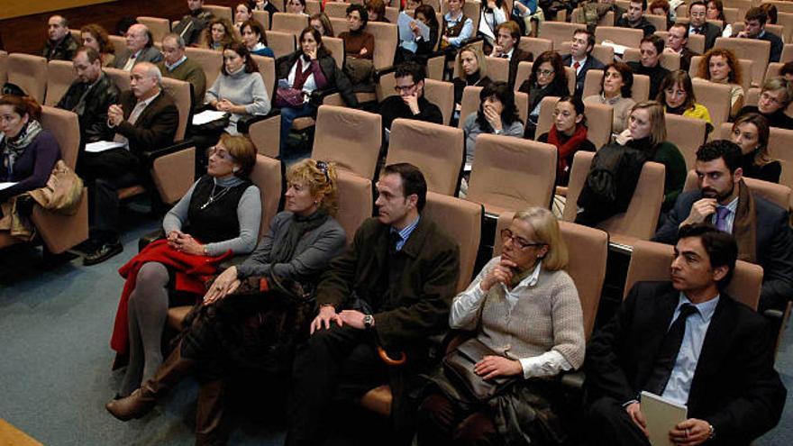 Abogados de oficio asistentes a la asamblea general extraordinaria, ayer, en la escuela de negocios de Caixa Galicia.