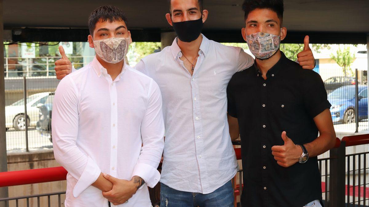 Los tres jóvenes, este miércoles en la puerta del despacho de su letrado.