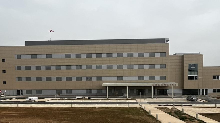 Vista de la fachada lateral que da acceso al área de Urgencias del nuevo Hospital de Alcañiz.