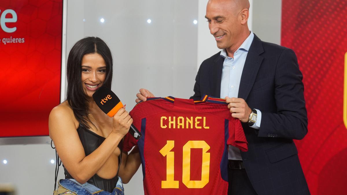 L&#039;olesana Chanel amb el president de la Federació Espanyola de Fútbol, Luís Rubiales, durant la presentació de &quot;TOKE&quot;