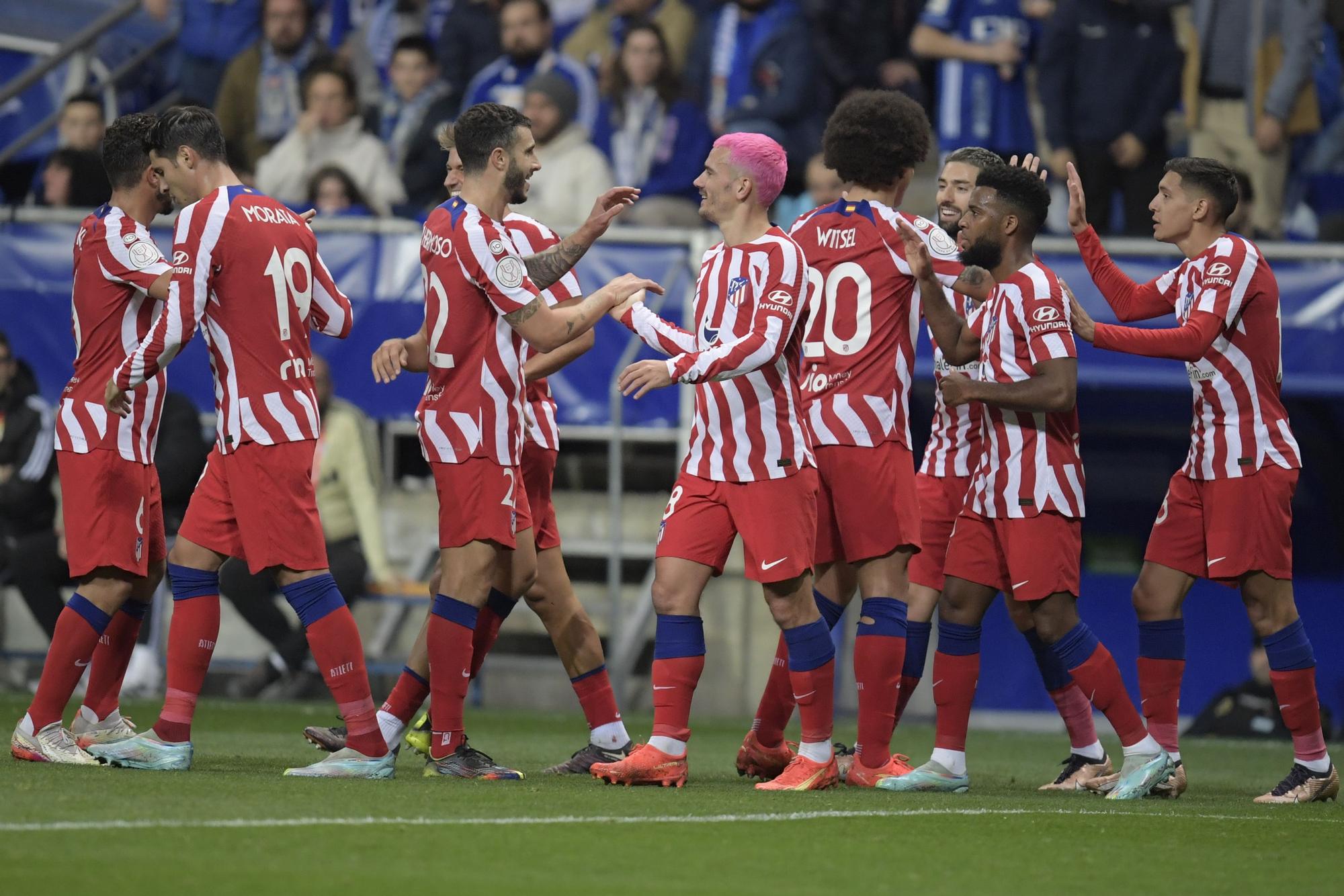 Los jugadores del Atlético celebran el gol de Llorente en el Tartiere ante el Real Oviedo.