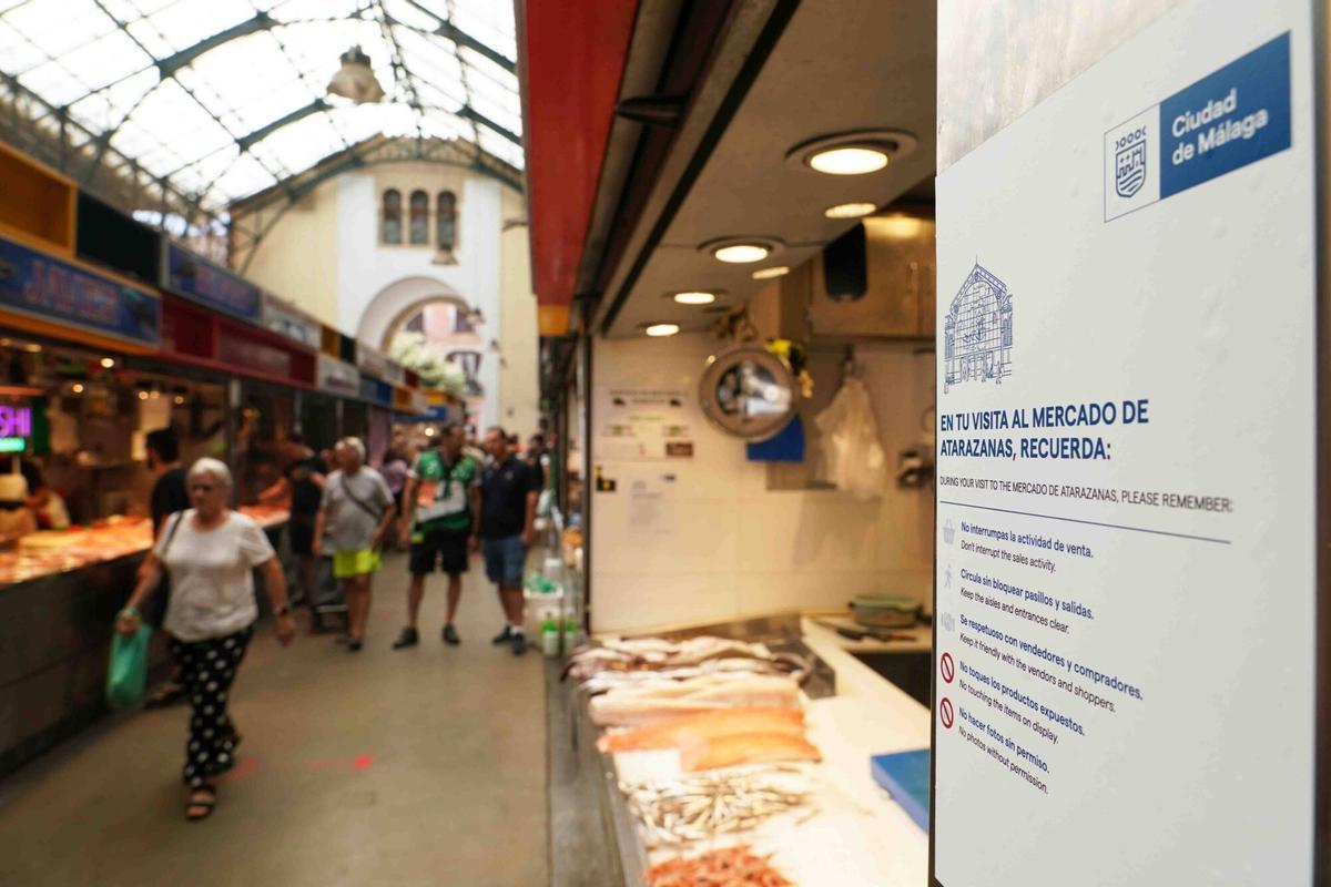 El ayuntamiento de la ciudad, han colocado carteles de prohibido hacer fotografías a los productos y para que no se paren y colapsen los pasillos, los turistas