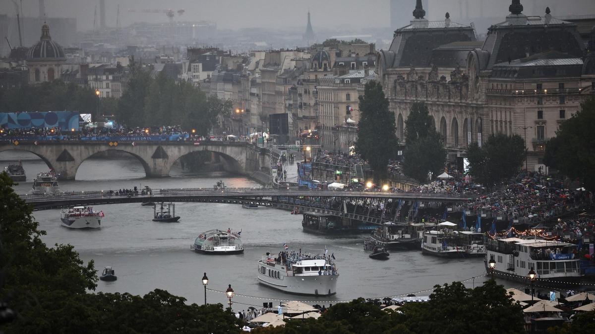 Una vista general muestra a las delegaciones navegando por el río Sena durante la ceremonia de apertura de los Juegos Olímpicos de París 2024