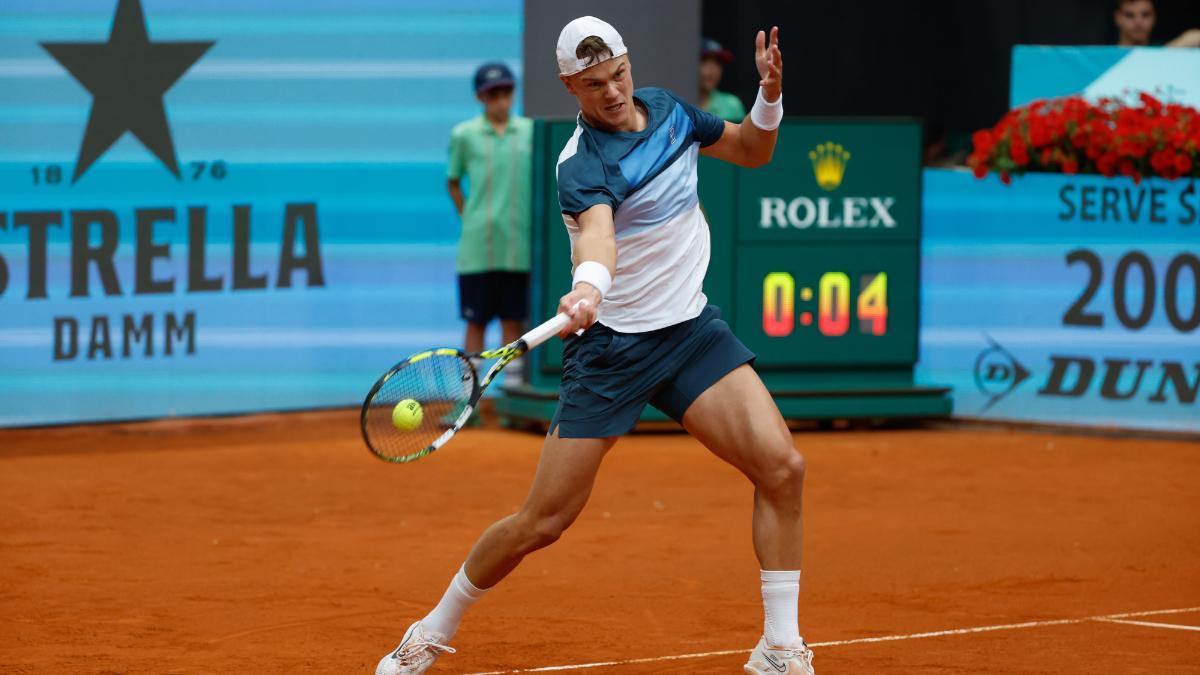 El danés Holger Rune en su encuentro frente al italiano Flavio Cobolli durante el Mutua Madrid Open que se disputa hoy viernes en las instalaciones de la Caja Mágica, en Madrid.