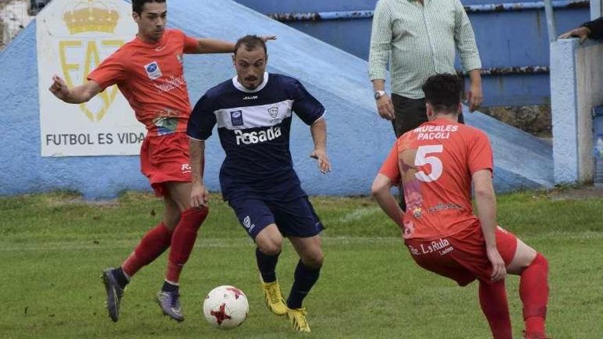 Luis Morán conduce el balón ante el Colunga en Miramar.