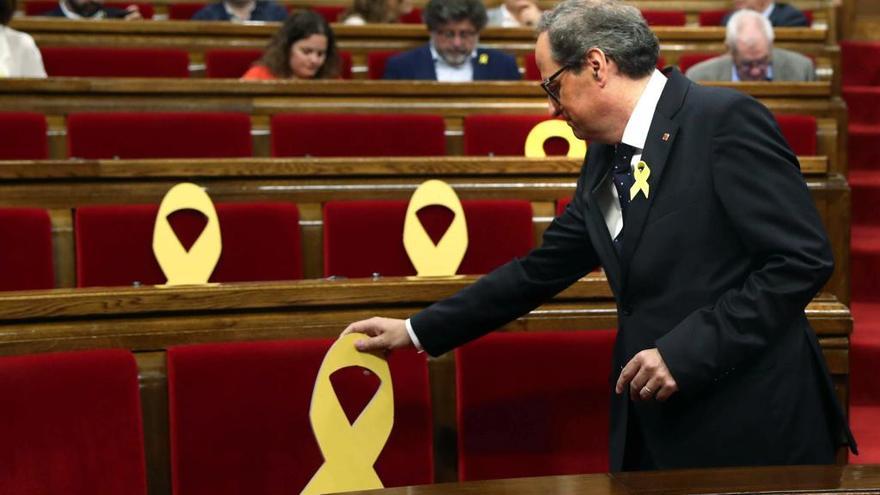 Quim Torra, col·loca un llaç grog, aquest divendres al Parlament.